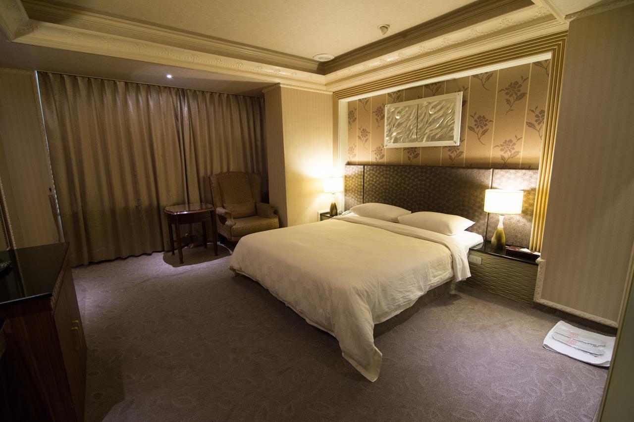 Mila Hotel Taichung Exterior photo