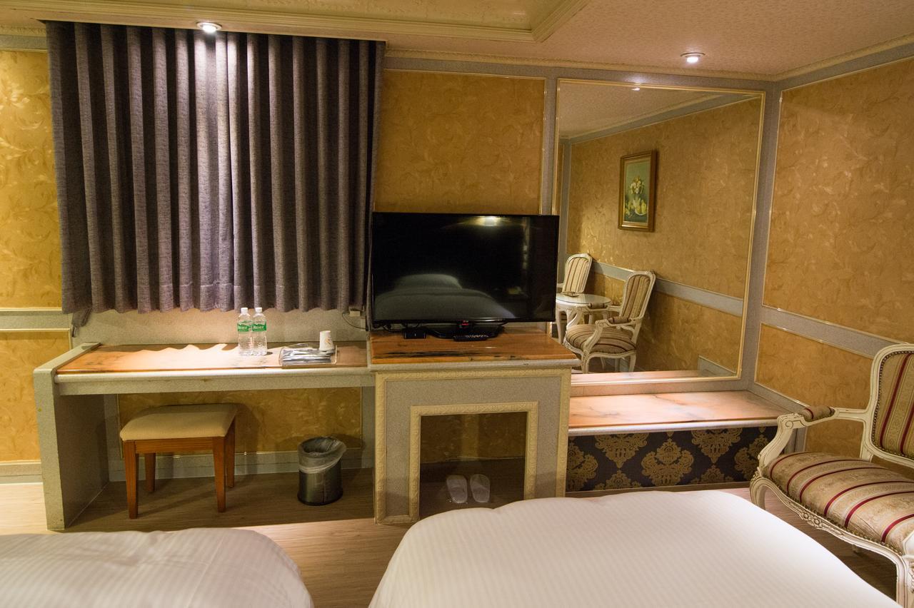 Mila Hotel Taichung Exterior photo